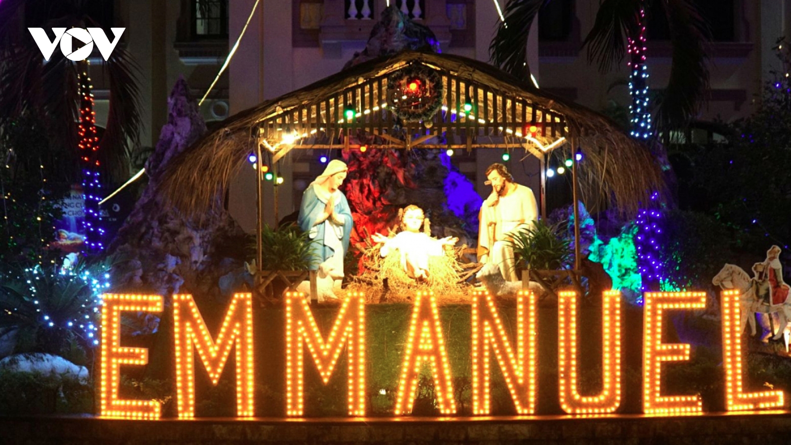 Warm Christmas atmosphere spreads across Hue streets